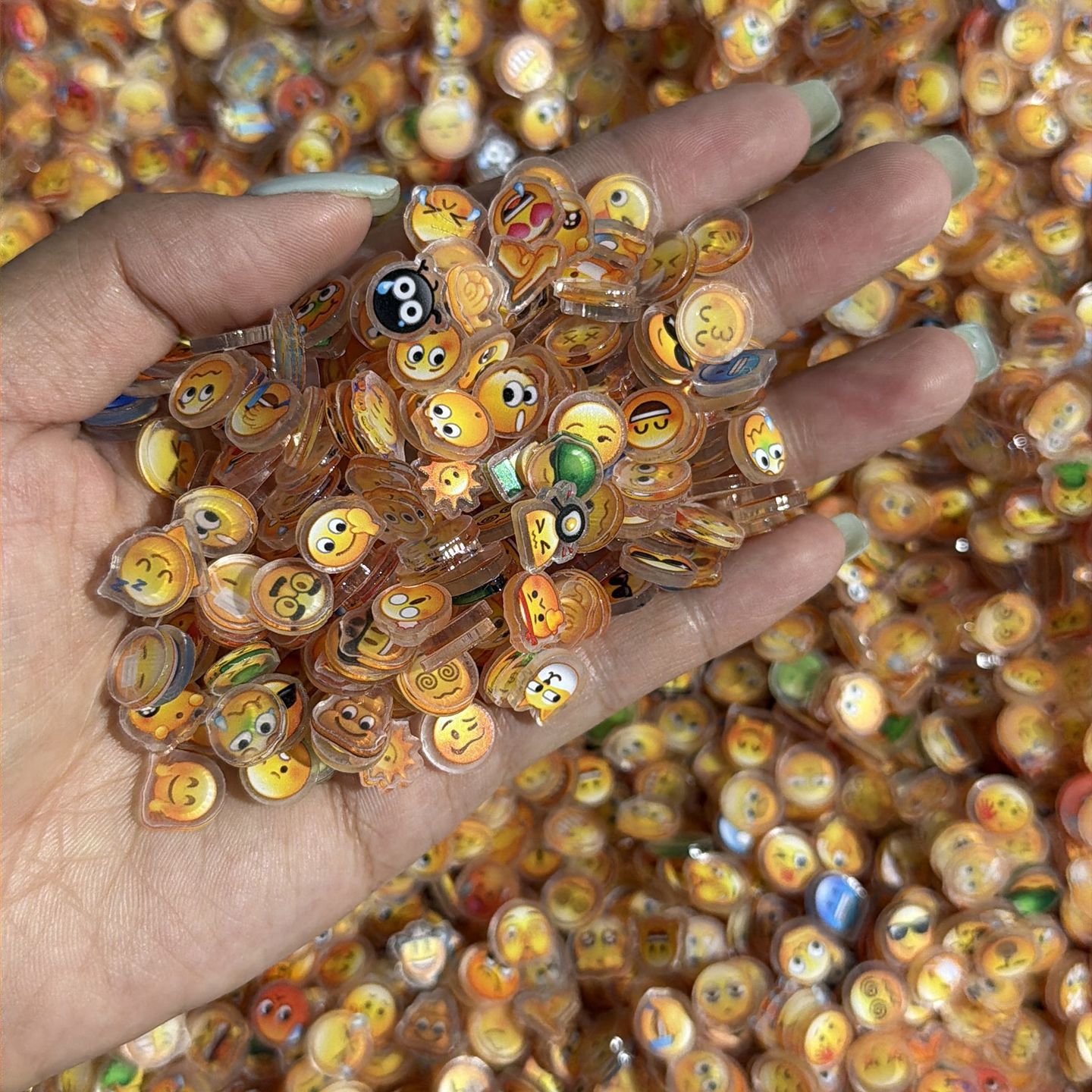 new arrival 1cm emoji acrylic  - đánh giá và giá Cosplay Prop Diy
